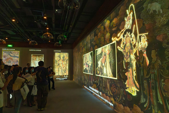 北京石景山区模式口历史文化街区上的法海寺壁画艺术馆内游客参观的