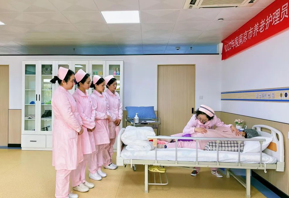 养老护理员接受培训.