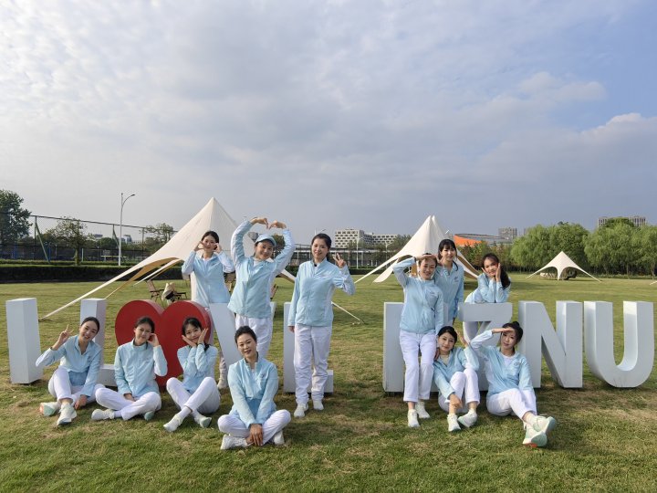 12人小分队在杭州师范大学排练时合影留恋.受访者供图