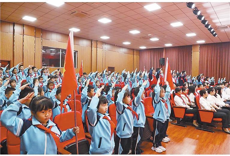 香河县城内第四小学少先队员向队旗行少先队队礼.