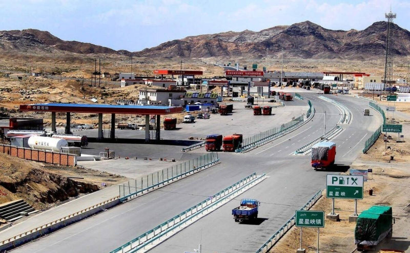 g30连霍高速公路星星峡服务区一角(资料图片).