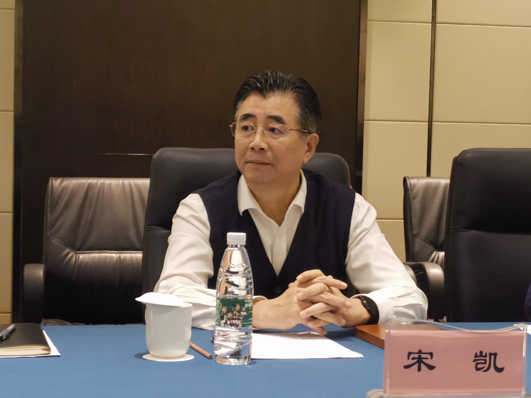 对于扩大开放可能导致国内球员踢不上球,进而影响国家队的问题,宋凯