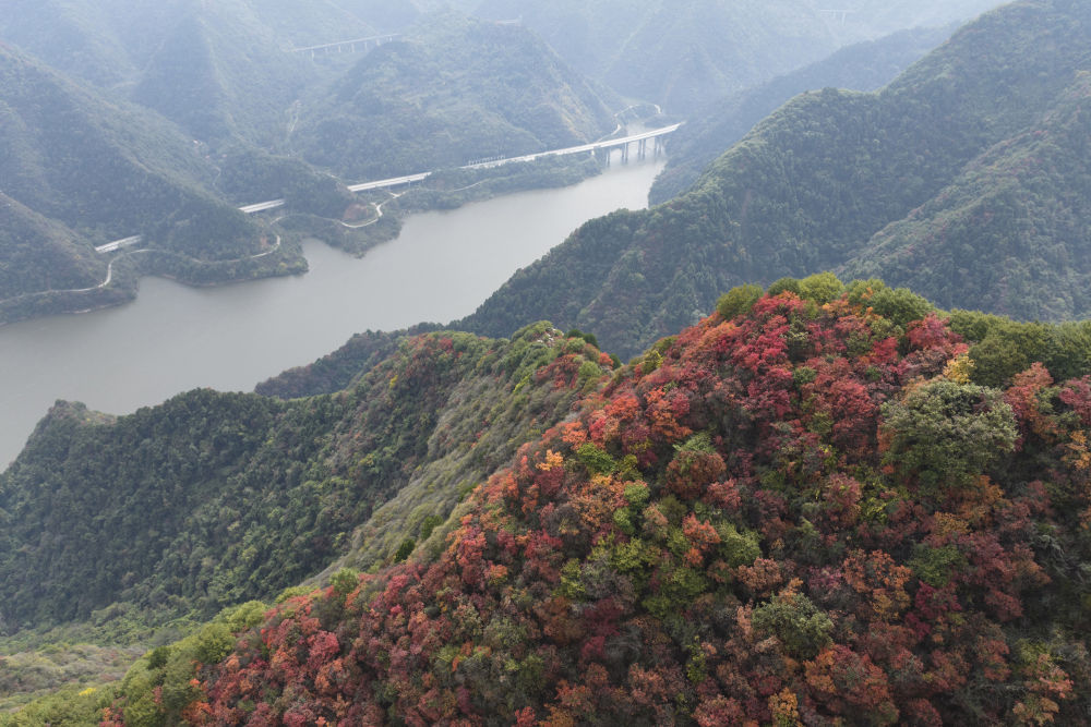 陕西省西安市长安区五台街道境内的秦岭景色(无人机照片,10月21日摄).