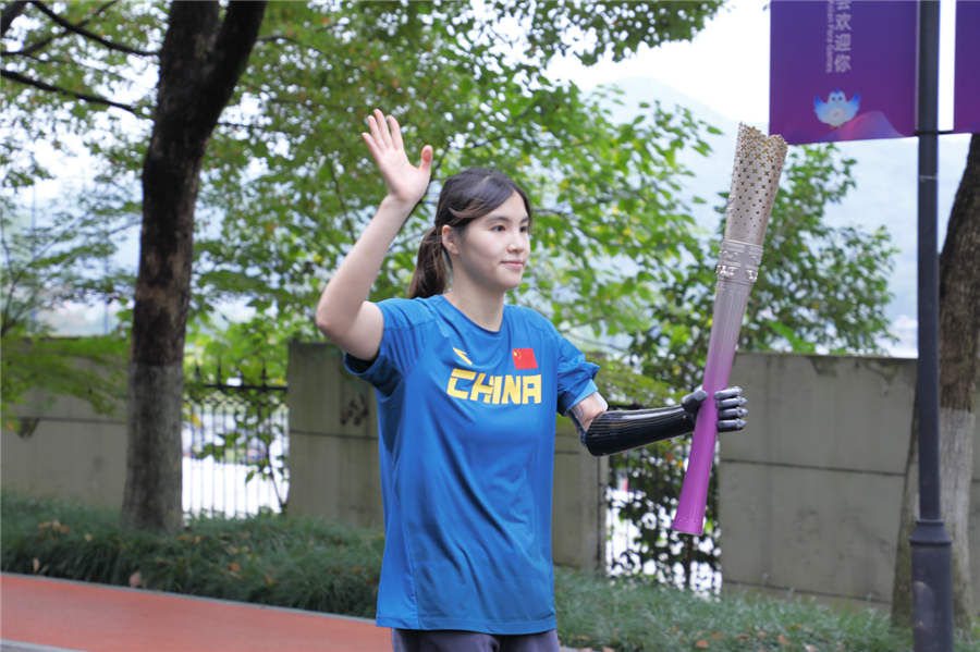 能抓、能握、能牽手……徐佳玲點燃主火炬時「穿」的智能仿生手有多神奇? - 新浪香港