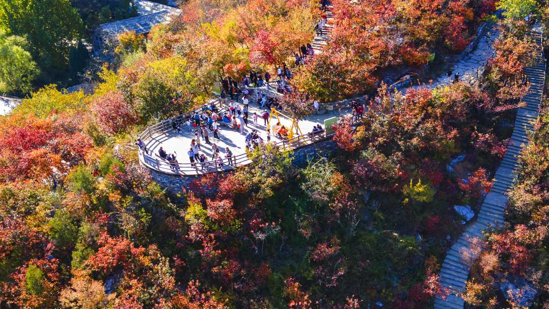 10月22日,俯瞰北京房山区坡峰岭,满山红叶,层林尽染