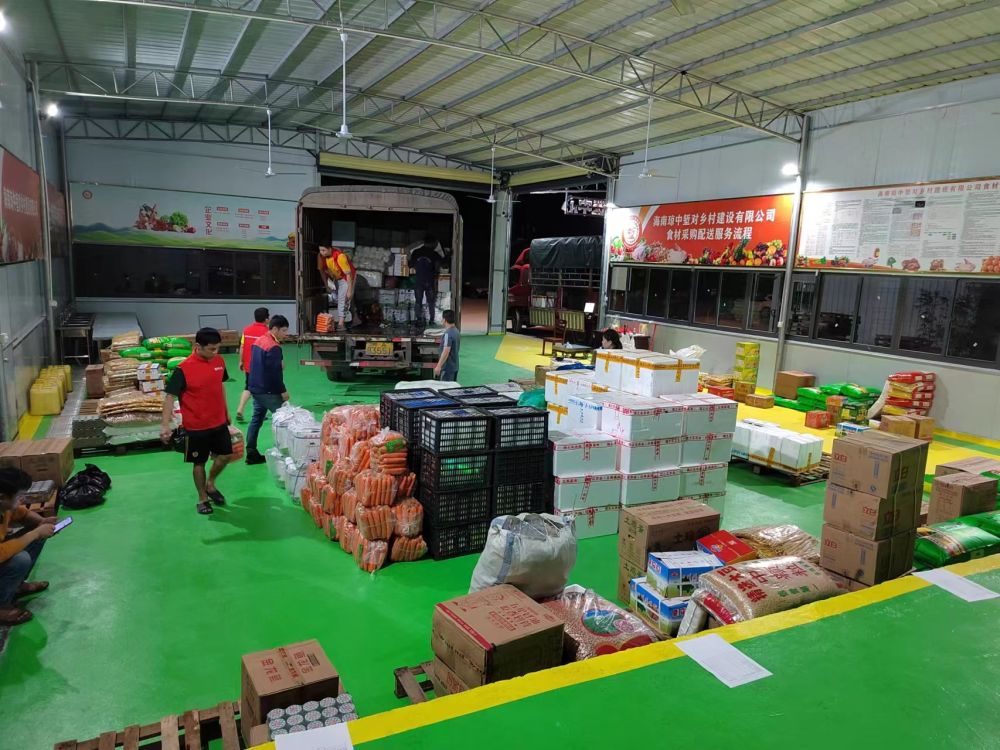 在营根镇生鲜配送中心,工作人员将果蔬,肉类等食品装车.