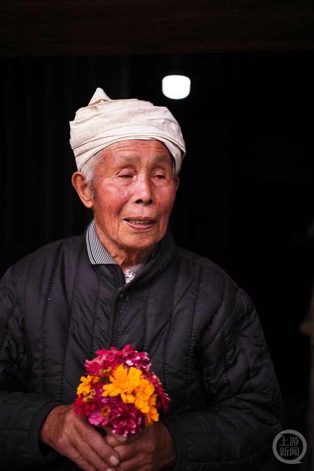 花海绽放的17年:一位89岁老人穿越时空的浪漫_新浪财经_新浪网