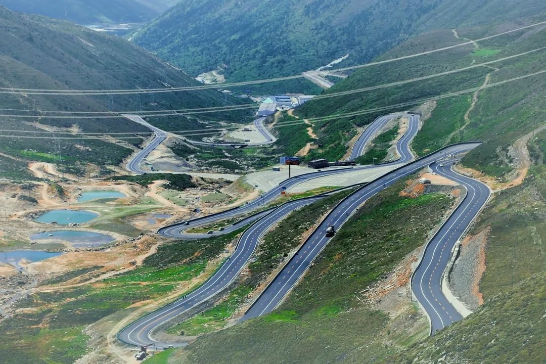 提升改造后的国道318康定至折多山垭口段.四川交通设计院公司供图