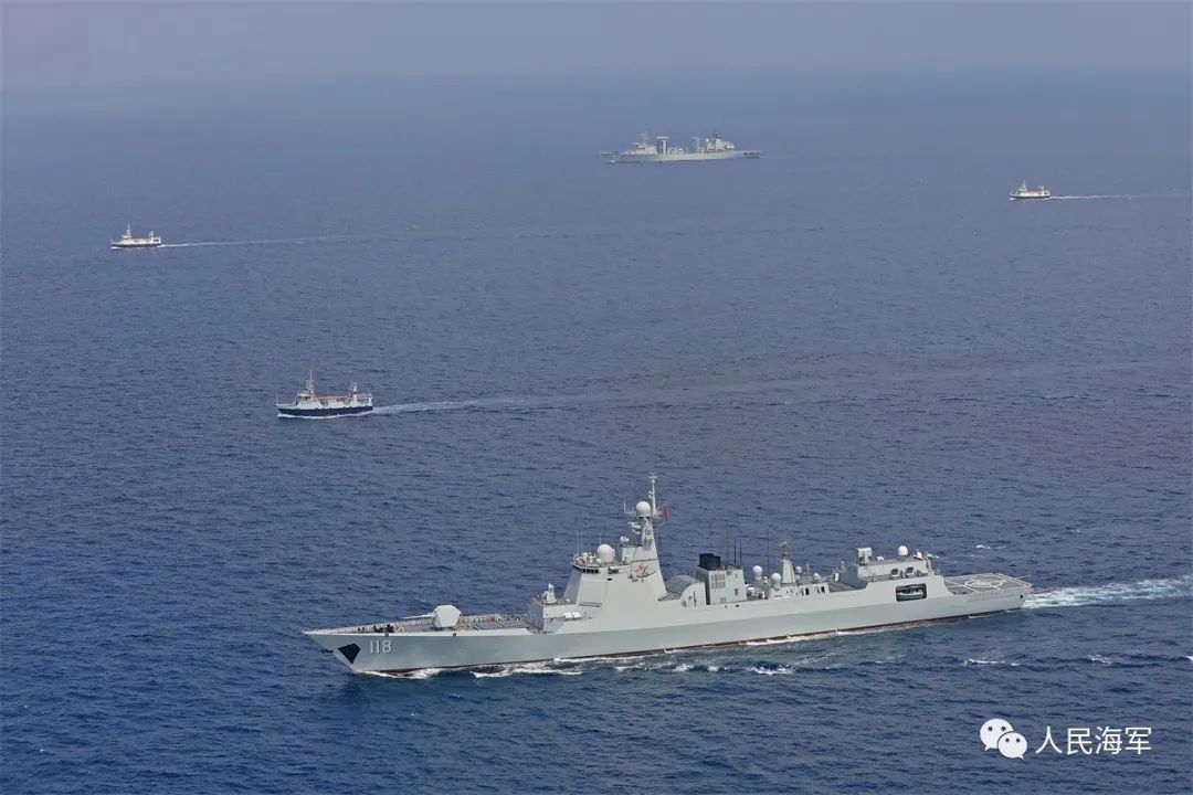 海军乌鲁木齐舰,东平湖舰为10艘中国渔船进行护航.王远方 摄