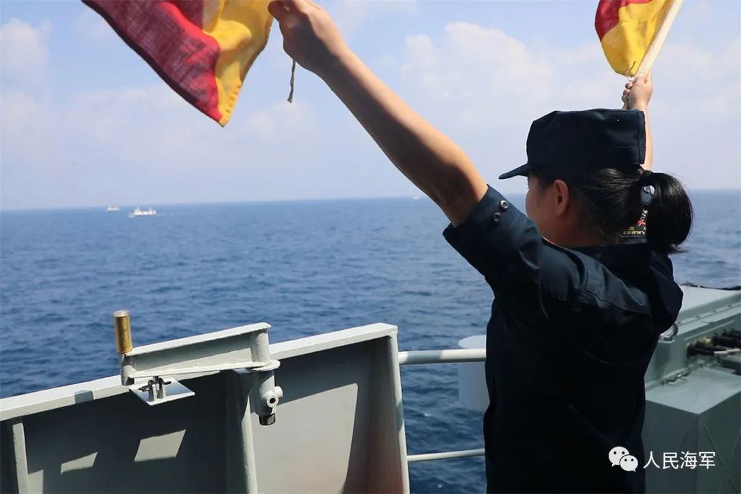 乌鲁木齐舰用海军特有的旗语向船员致意.王远方 摄