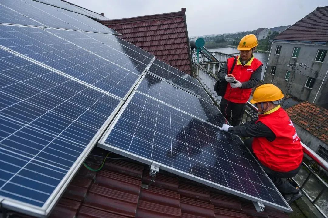 工人在屋顶安装光伏设备 图片来源:新华社