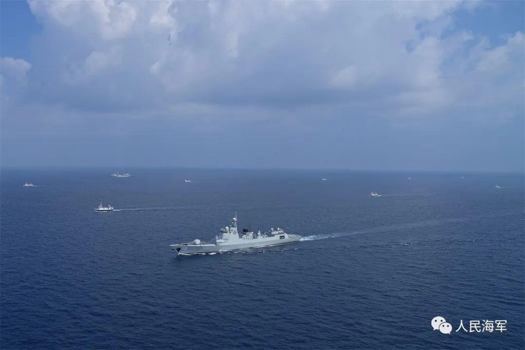 图为海军乌鲁木齐舰,东平湖舰为10艘中国渔船进行护航.