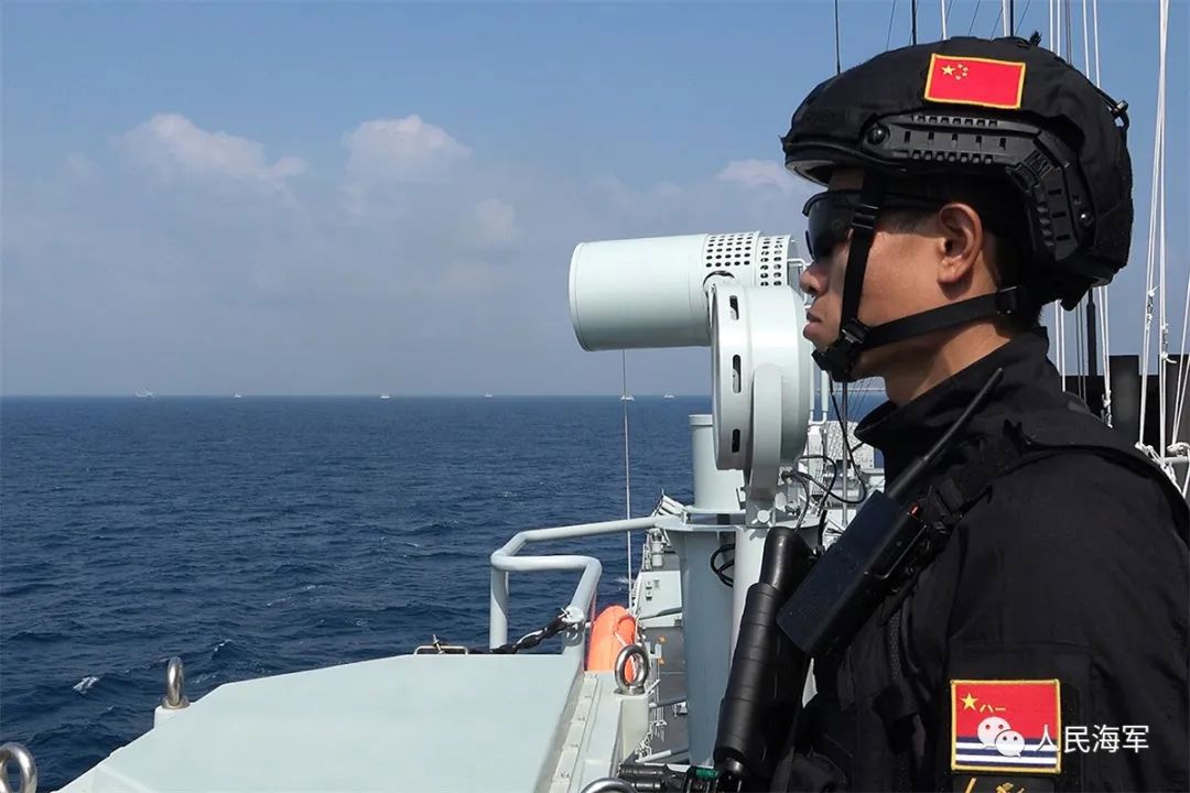 特战队员加强海面观察瞭望.王远方 摄