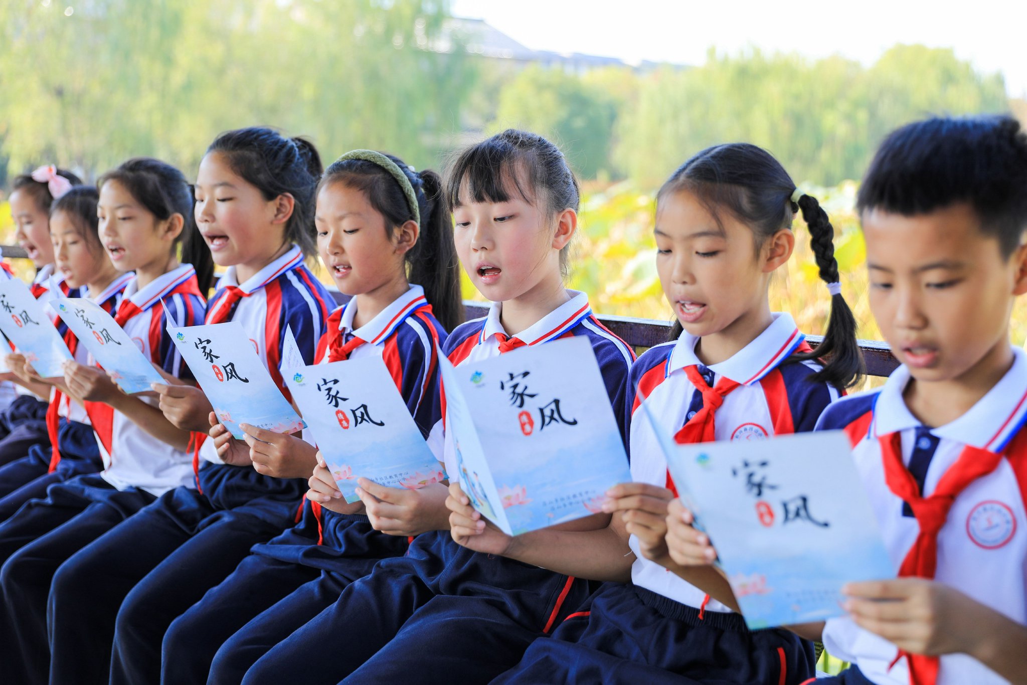 学生们正在诵读清廉古诗.通讯员 周洪峰 摄