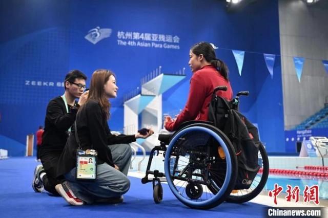 "篮球女孩"钱红艳接受记者采访.王刚 摄