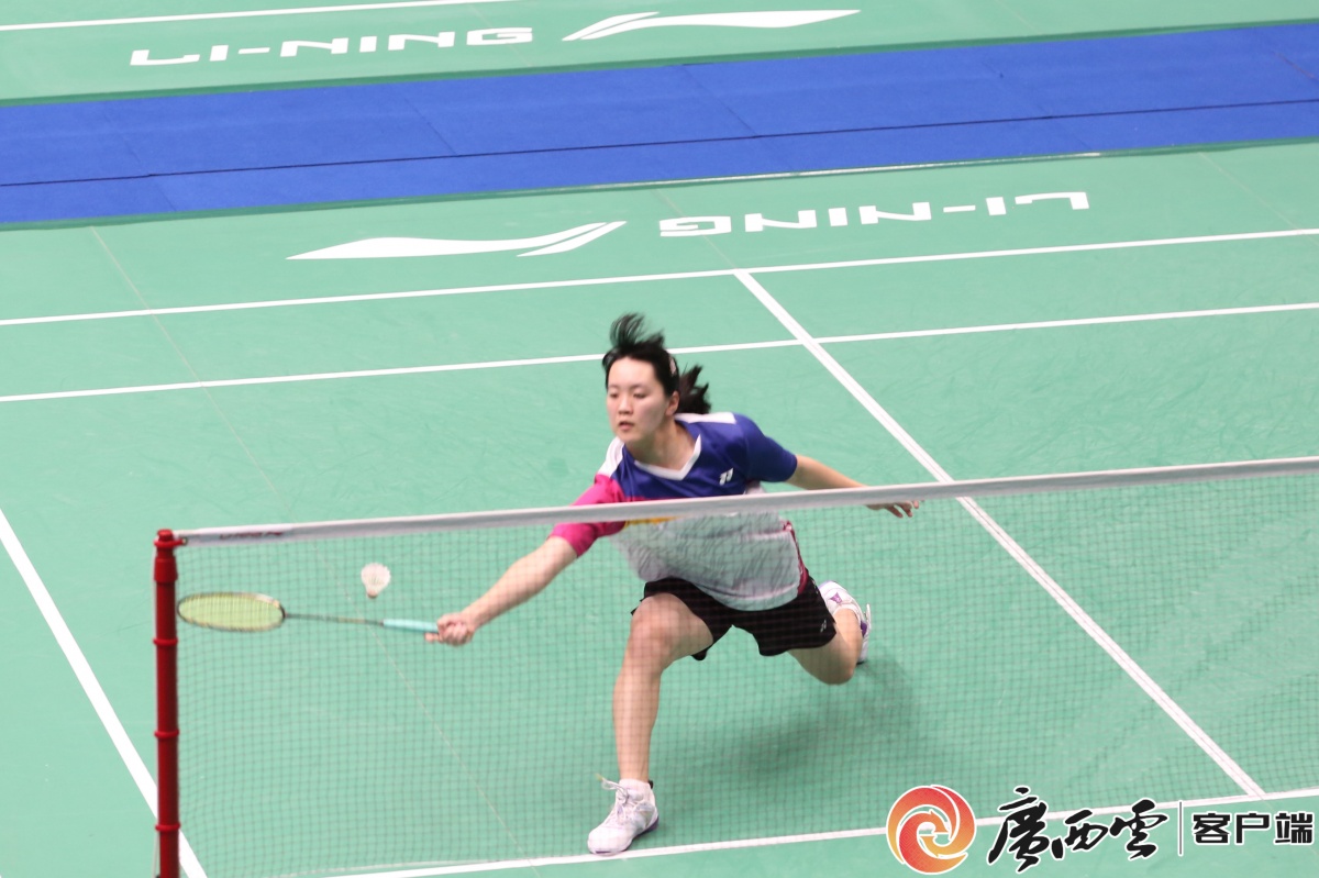 广西队运动员王梓璇接对手吊球.记者 韦澍睿 摄