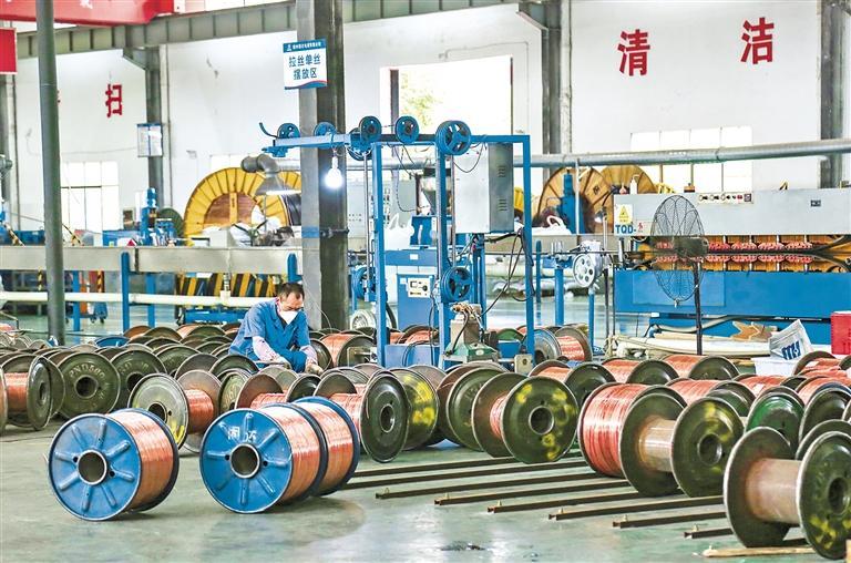 固达电缆生产车间,工人整理电缆线. 通讯员 王丹丹 摄