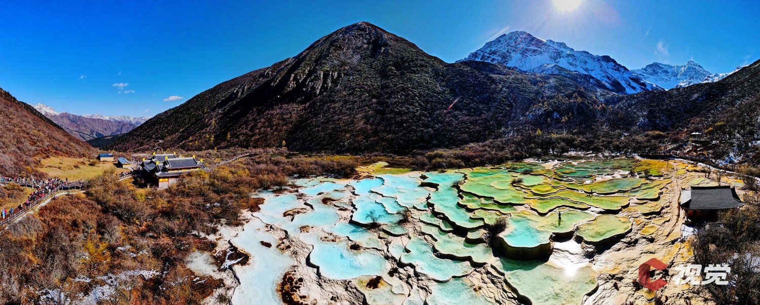 金秋时节的黄龙景区,图为五彩池全貌.