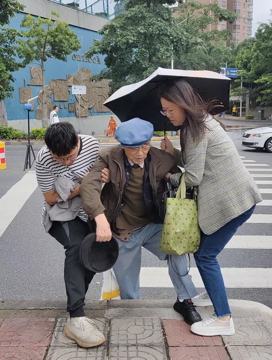 热心市民扶起摔倒在路边的老人.(攀枝花市东区融媒体中心供图)