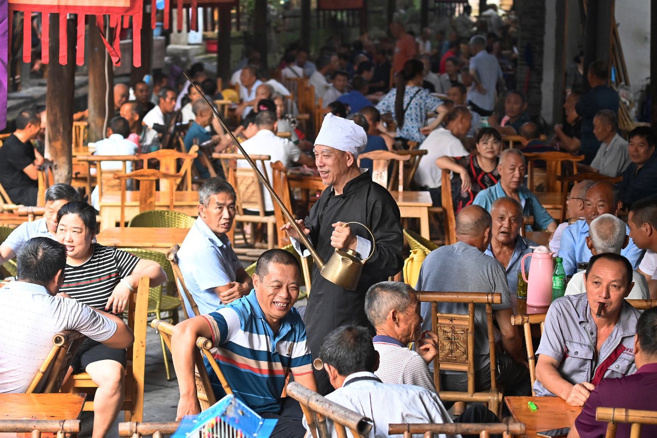 棋牌娱乐,据当地人讲,这是他们寻常的生活场景,这就是他们悠闲快乐的