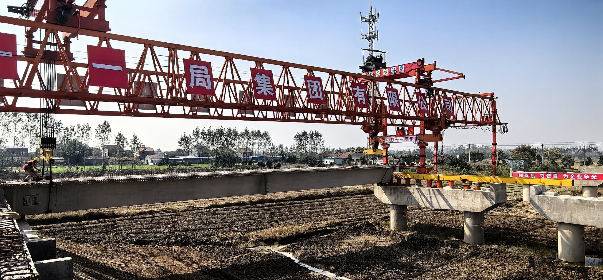 湖北武松高速江陵至松滋段首片箱梁试架成功 项目正式进入上部结构