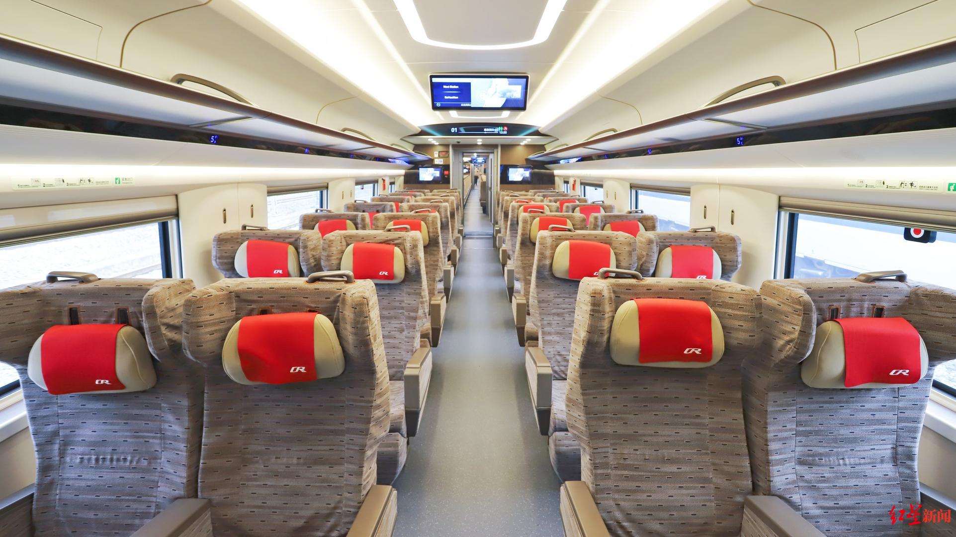 复兴号智能动车组车厢内部