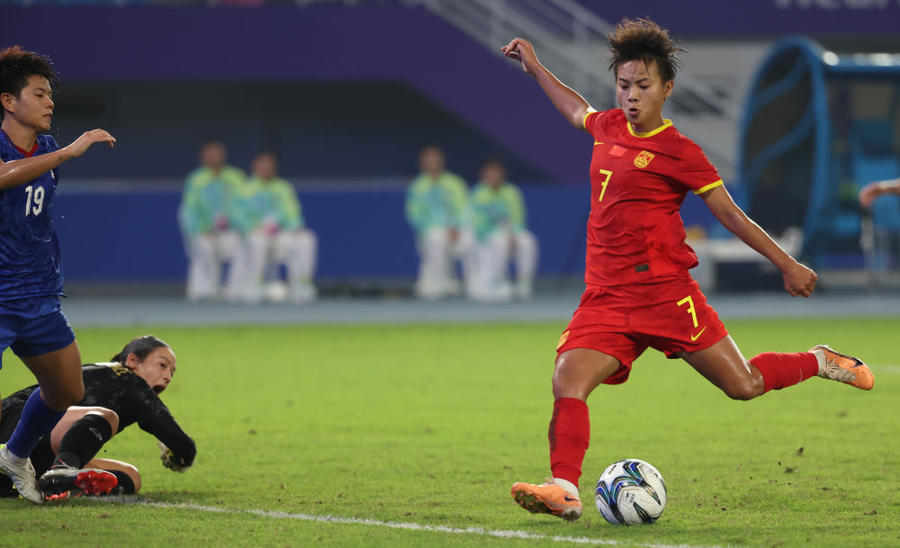 9月30日,中国队球员王霜(右)在亚运会足球项目女子组四分之一比赛中