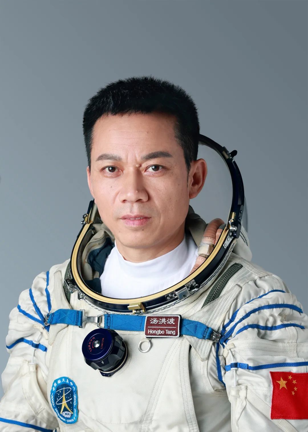 杨洪波唐胜杰江新林神舟十六号航天员乘组在与神舟十七号航天员乘组