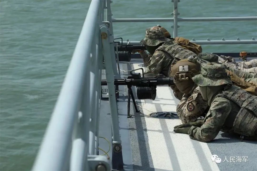 双方参训队员协同射击.郭颖超 摄