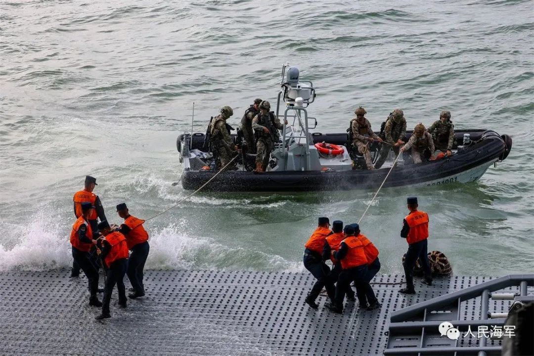 郭颖超摄▲中方参训队员协助沙方队员穿戴潜水装具.