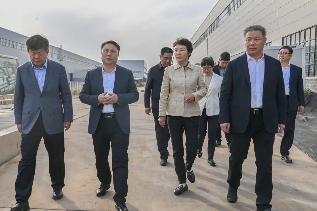 10月25日,市委书记杨猛到市经开区就中钢邢机迁建升级项目现场办公,并