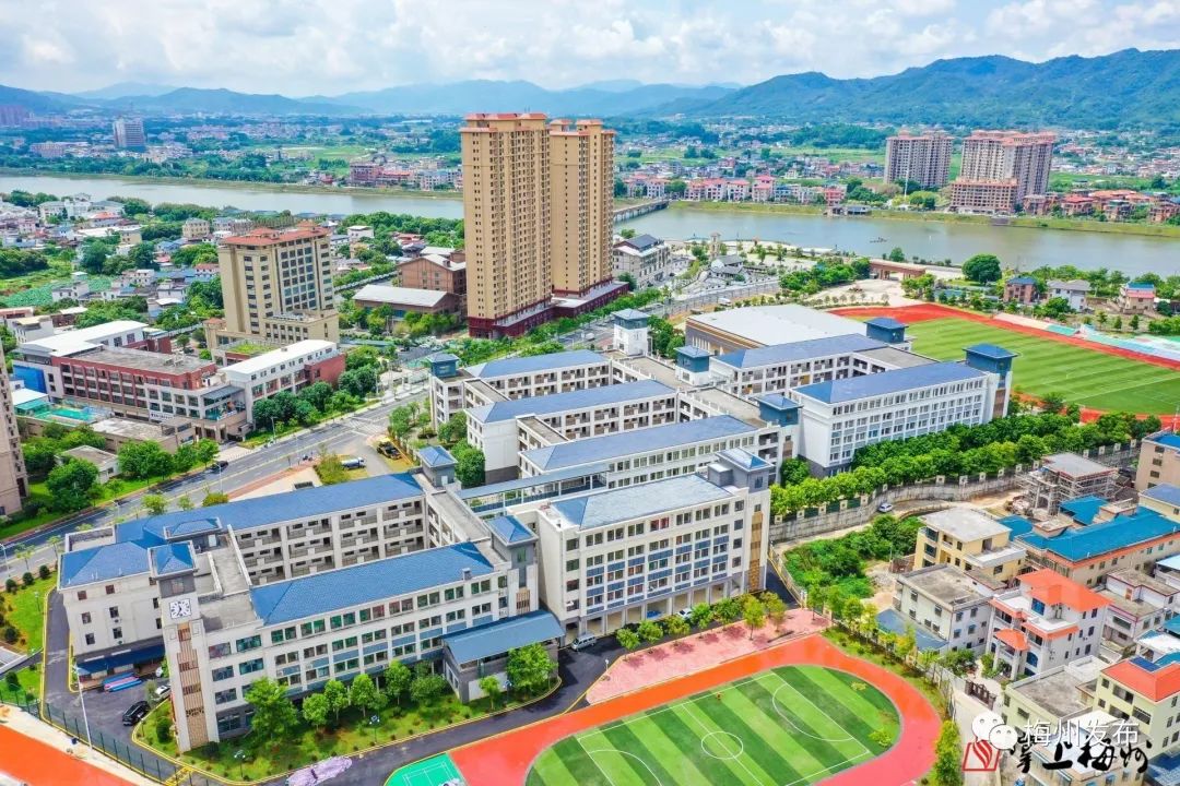 改扩建后的蕉岭县桂岭学校(中学)今秋开学投用.