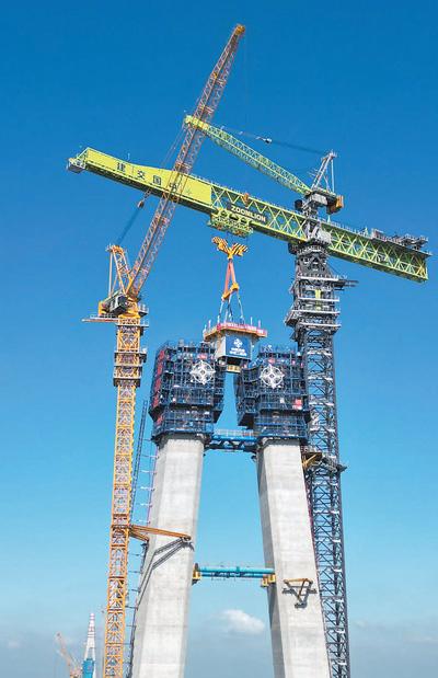 巢马城际铁路马鞍山公铁长江大桥施工现场,全球最大塔式起重机将钢塔