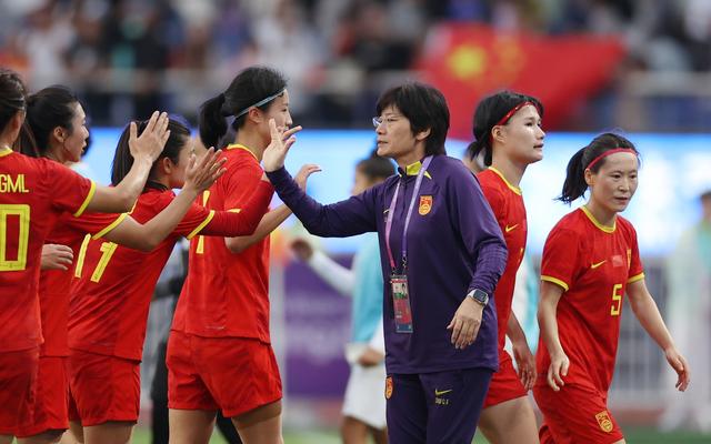 中国女足主教练水庆霞(右三)为本次奥预赛招入了7名留洋球员.