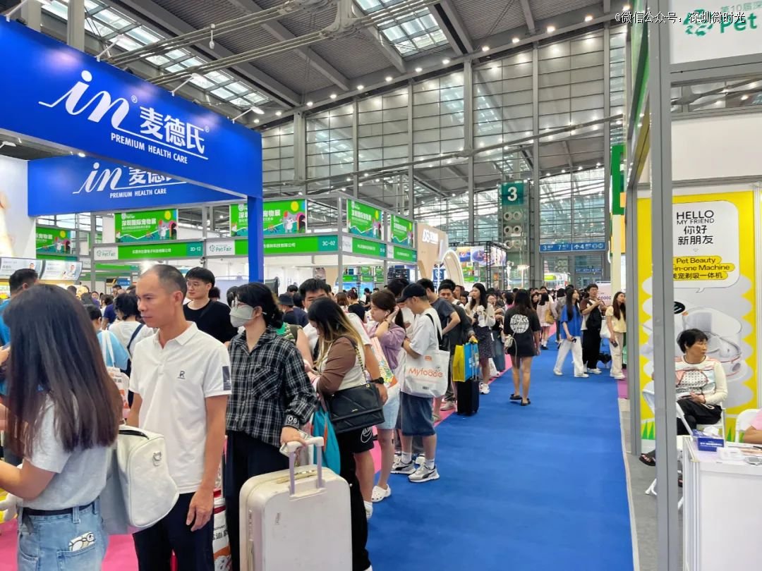 图释:年轻人排队领取免费礼品