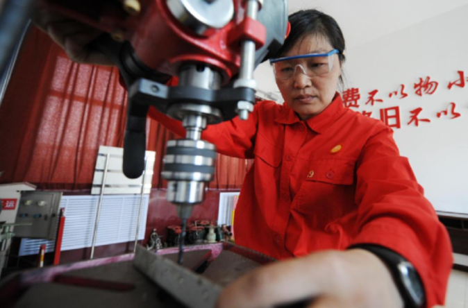 采油女工刘丽在工作室内加工设备.新华社记者 王建威 摄