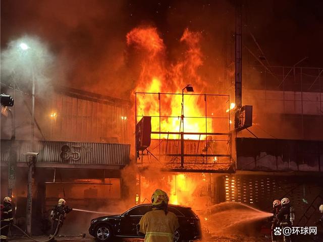 台媒:台湾嘉义市深夜大火,近10店陷入火海,现场浓浓黑烟|火灾_新浪