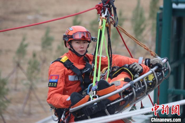 图为伊斯图正在进行"t型救援"训练.李壮摄