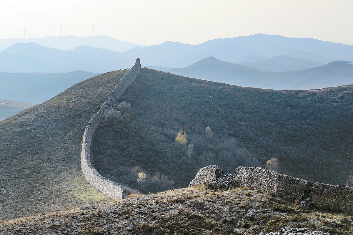 赤城独石口长城曲折蜿蜒. 武殿森摄