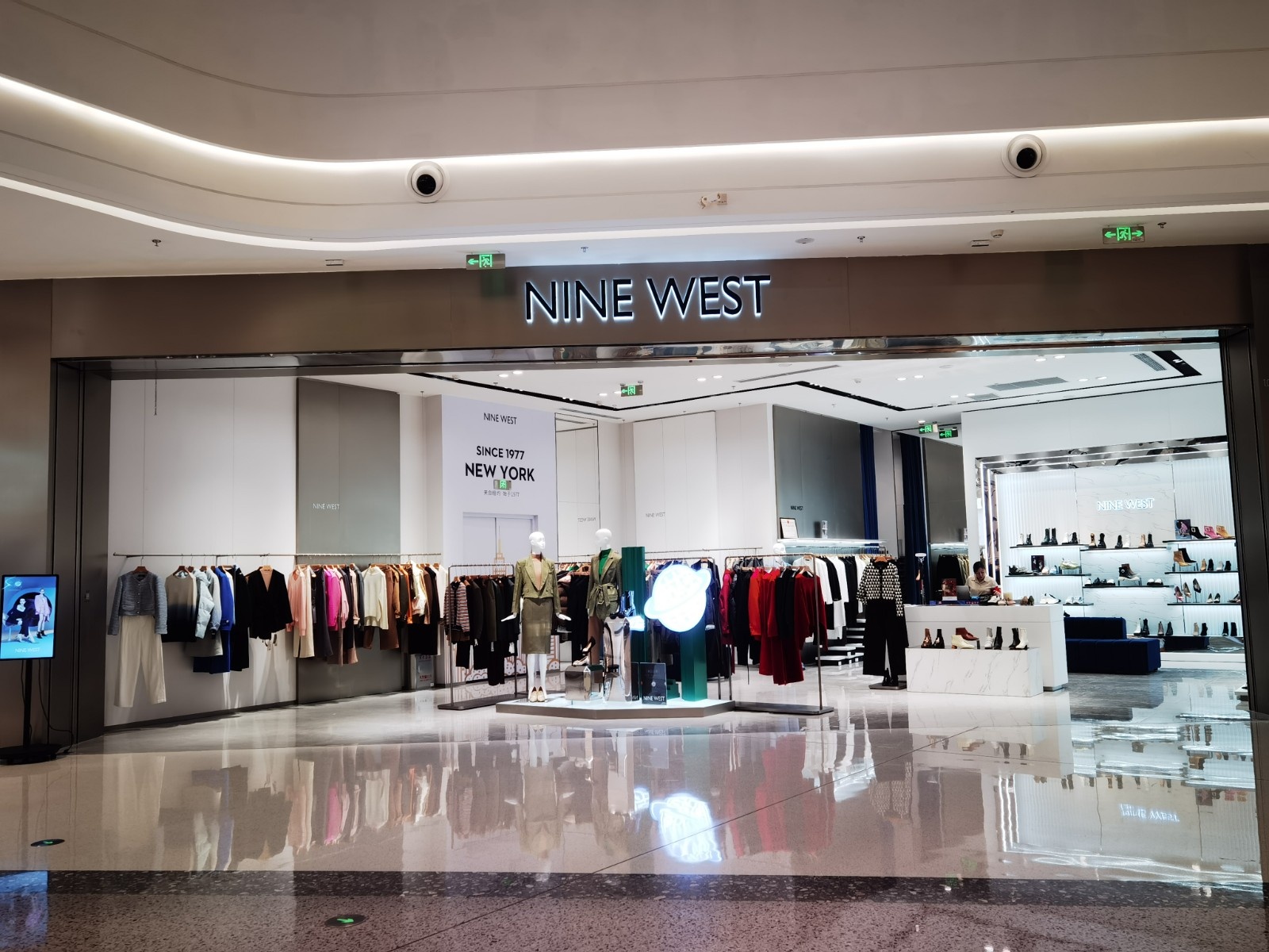 回归国内市场后的玖熙北京首店,门店地址位于新开业的五棵松万达广场.