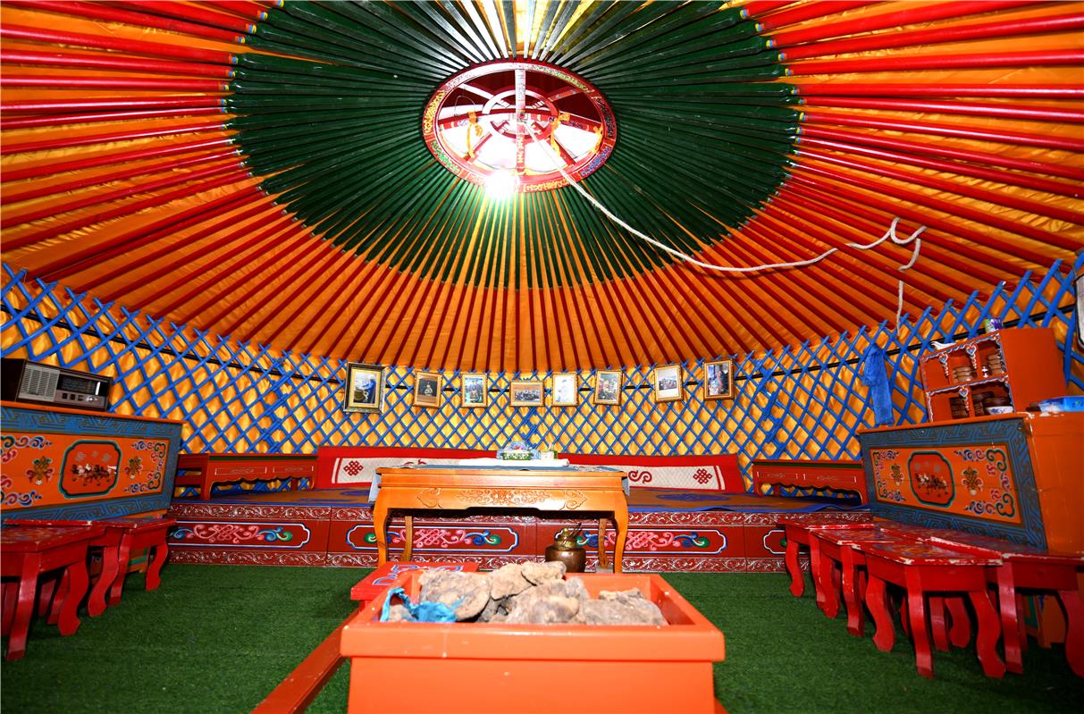 展厅里的四季蒙古包其中之一.