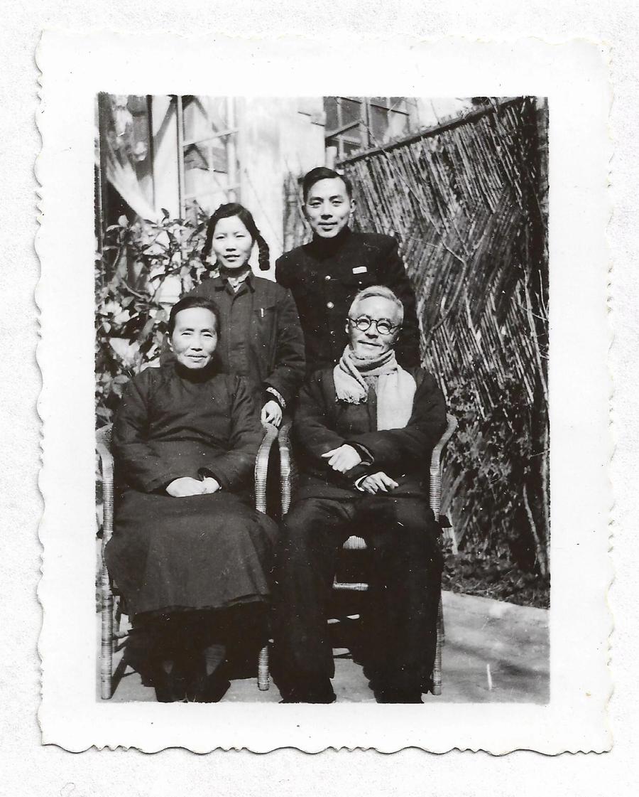 丰子恺,徐力民夫妇与长子丰华瞻,长媳戚志蓉