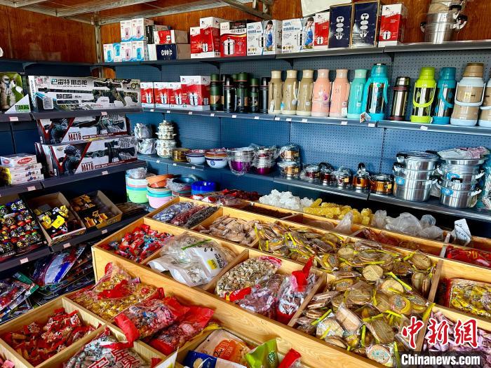 图为垃圾兑换绿色食品综合超市货架上摆放整齐的日用百货.刘洋摄