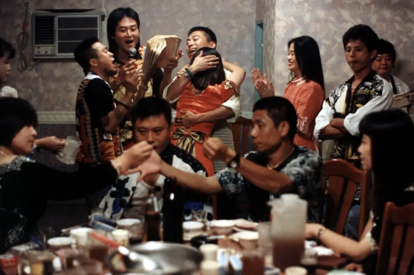 他记得最清楚的一次冲突,发生在初中时,跟"二十四蓝鹰"械斗.