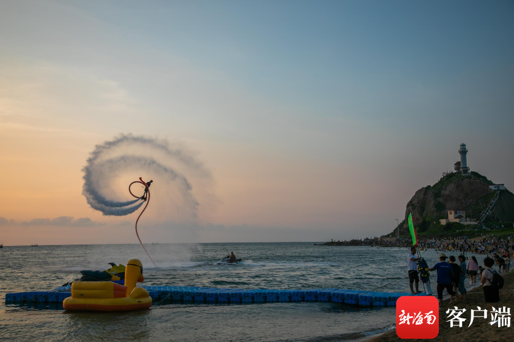 今年国庆期间,东方鱼鳞洲景区推出水上飞龙表演活动.