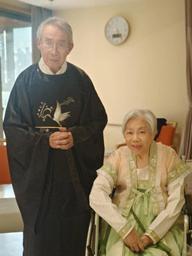 老人集体穿汉服,吟诗赏菊贺金秋