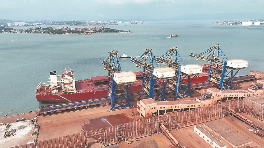 铁矿石船在码头卸货.林伟 摄