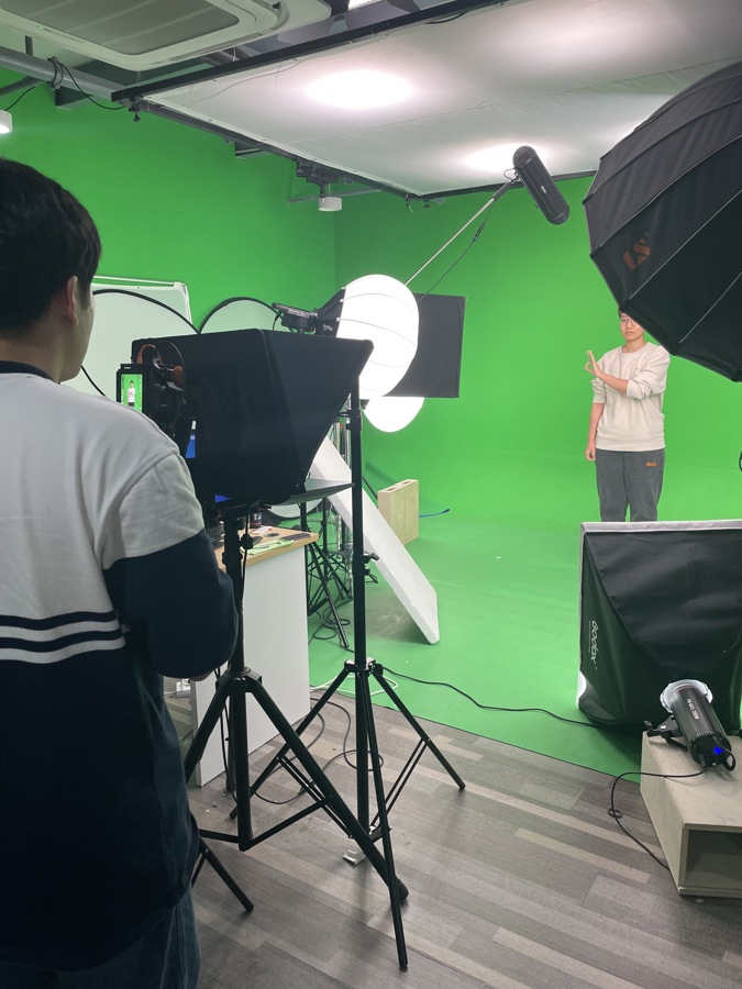 工作人员正在录制手势视频,为制作克隆数字人做准备.