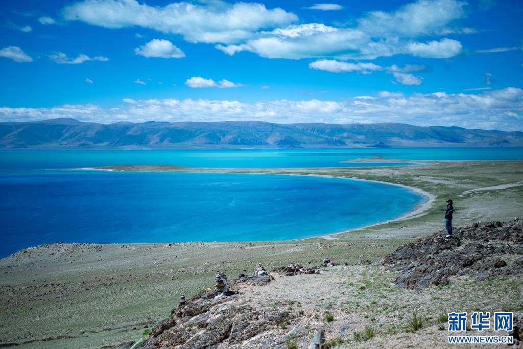 游客在西藏阿里地区措勤县扎日南木错湖畔.新华网旦增努布摄