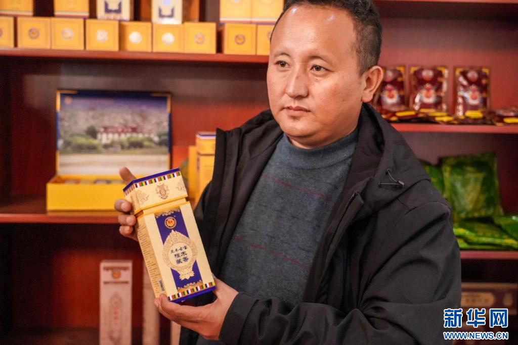 图为藏香制作技艺国家级代表性传承人旦增曲扎正在介绍尼木藏香(10